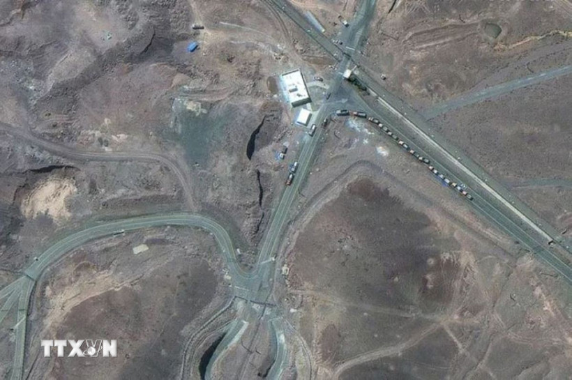 Hình ảnh do vệ tinh Maxar cung cấp ngày 19/6/2025 cho thấy các xe tải chở hàng di chuyển tại lối vào cơ sở hạt nhân Fordow ở tỉnh Qom, Iran. (Ảnh: Anadolu Agency/TTXVN)