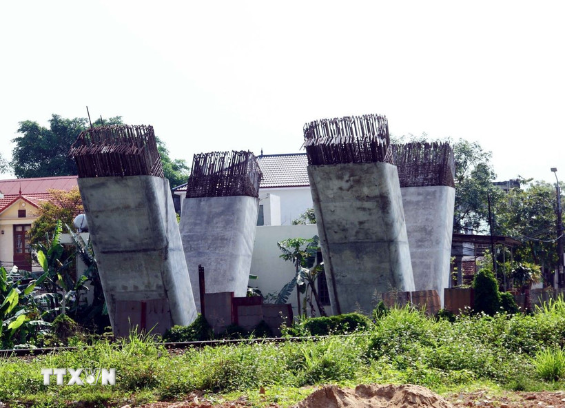 Công trình phải tạm dừng thi công do vướng công tác giải phóng mặt bằng. (Ảnh: Tá Chuyên/TTXVN)
