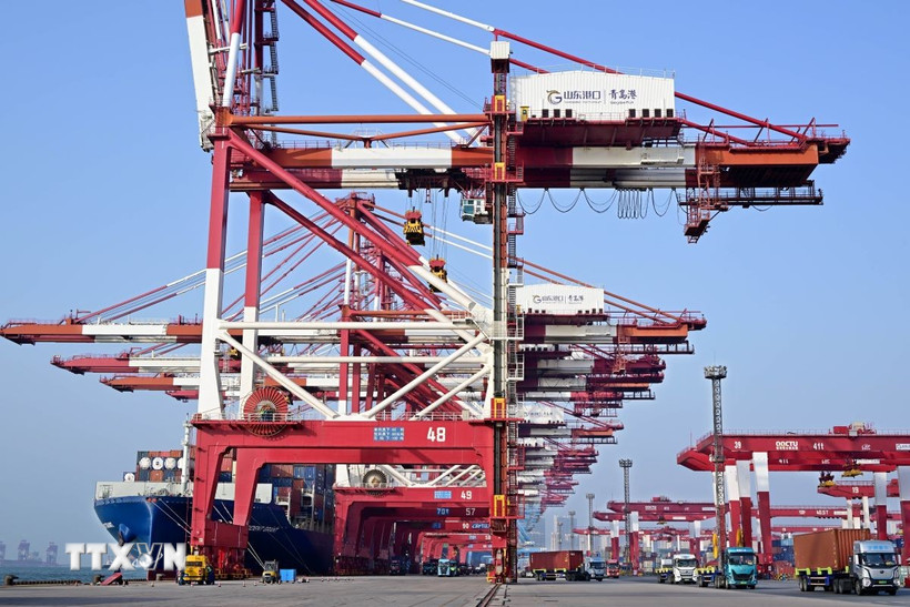 Quang cảnh cảng hàng hóa ở Thanh Đảo, tỉnh Sơn Đông, Trung Quốc. (Ảnh: THX/TTXVN)