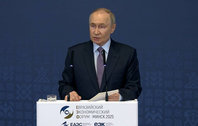 Tổng thống Nga Putin phát biểu tại phiên toàn thể của Diễn đàn Kinh tế Á-Âu. (Nguồn: TASS)