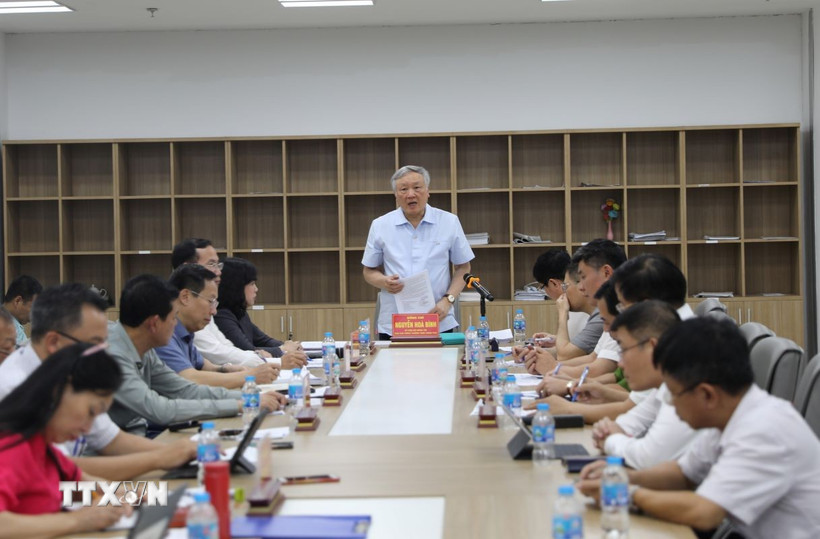 Phó Thủ tướng Thường trực Chính phủ Nguyễn Hòa Bình phát biểu tại buổi làm việc. (Ảnh: Thanh Tuấn/TTXVN)