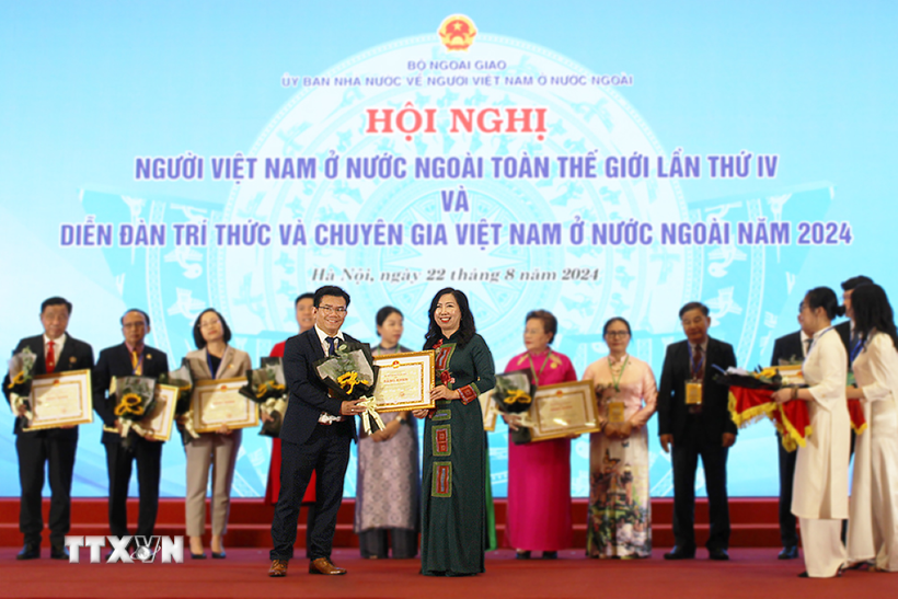 Tổng Biên tập Tạp chí Hương Việt Phạm Khánh Nam nhận bằng khen của Bộ Ngoại giao vì đã có thành tích xuất sắc trong công tác xây dựng phát triển cộng đồng người Việt ở nước ngoài, hướng về quê hương đất nước. (Ảnh: TTXVN)