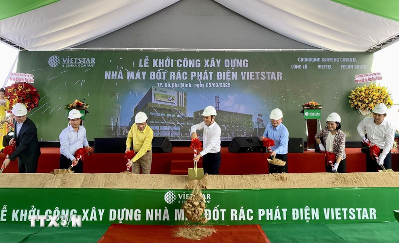 Các đại biểu thực hiện nghi thức khởi công. (Ảnh: Hồng Giang/TTXVN)