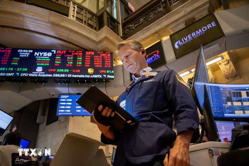 Giao dịch viên tại Sàn chứng khoán New York, Mỹ. (Ảnh: THX/TTXVN)