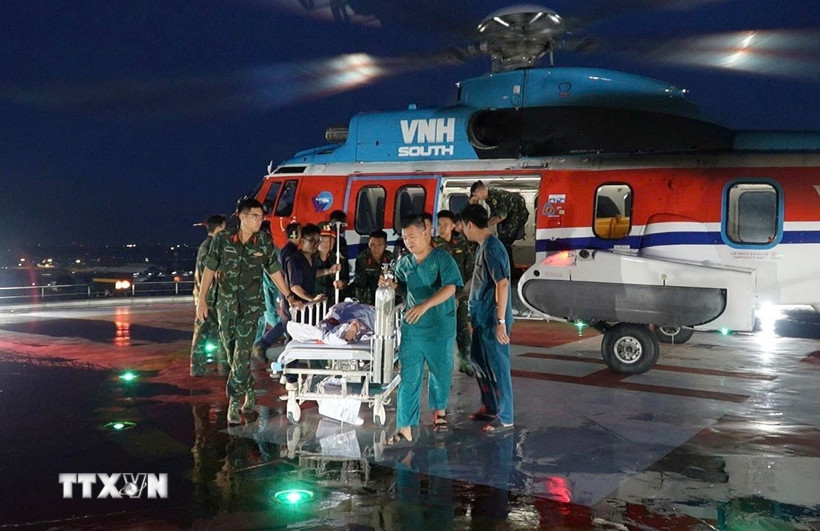 Bệnh nhân được khẩn trương đưa đến phòng phẫu thuật của Bệnh viện Quân y 175 sau khi được trực thăng vận chuyển về đất liền an toàn. (Ảnh: TTXVN phát)
