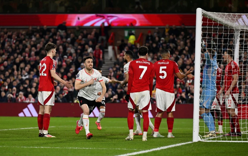 Liverpool (áo trắng) đã không thể thắng được Nottingham Forest cả hai lượt trận ở mùa này. (Nguồn: Getty Images)