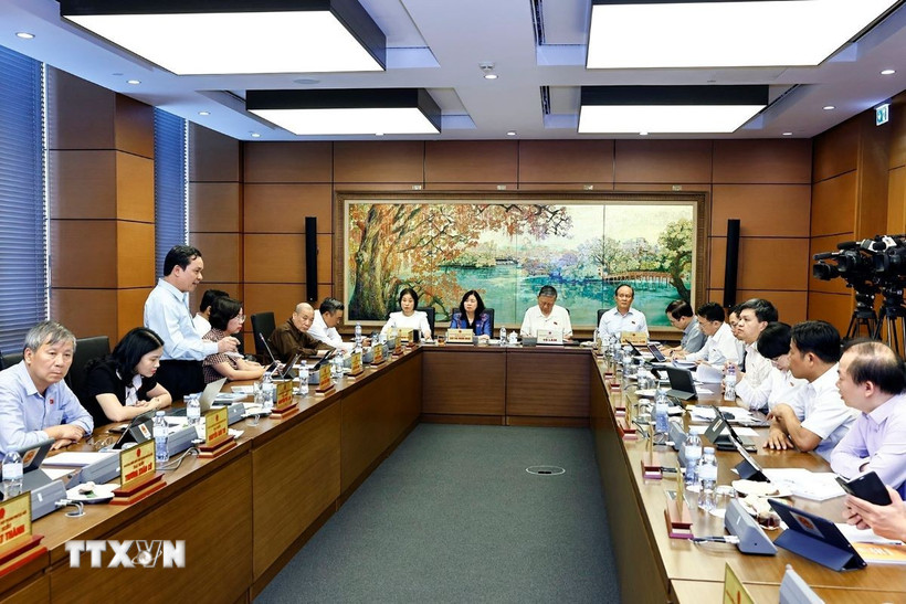 Đoàn đại biểu Quốc hội thành phố Hà Nội thảo luận ở tổ. (Ảnh: Doãn Tấn/TTXVN)