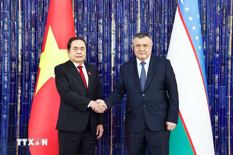 Chủ tịch Hạ viện Uzbekistan Nuriddinjon Ismailov đón Chủ tịch Quốc hội Trần Thanh Mẫn. (Ảnh: Doãn Tấn/TTXVN)