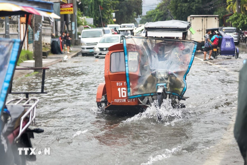Cảnh ngập lụt sau những trận mưa lớn do ảnh hưởng của bão Wipha tại Quezon, Philippines. (Ảnh: THX/TTXVN)