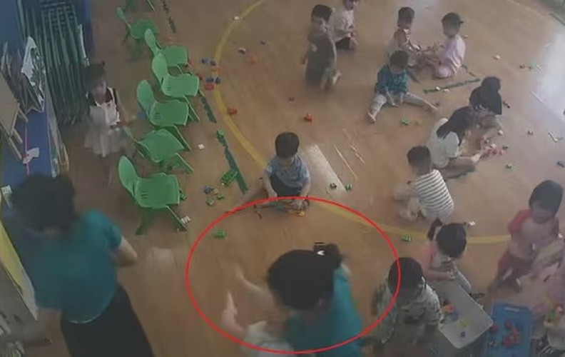 Hình ảnh ghi lại sự việc tại trường. (Ảnh cắt từ clip)