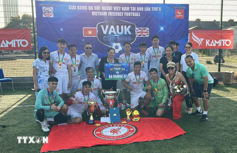 Đội Viet Liv FC xuất sắc giành chức vô địch Giải VAUK Cup 2025. (Ảnh: Phong Hà/TTXVN)