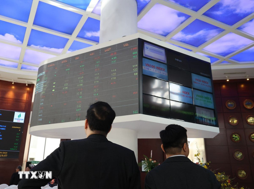 Nhà đầu tư theo dõi diễn biến thị trường cổ phiếu tại sàn HOSE. (Ảnh: Hứa Chung/TTXVN)