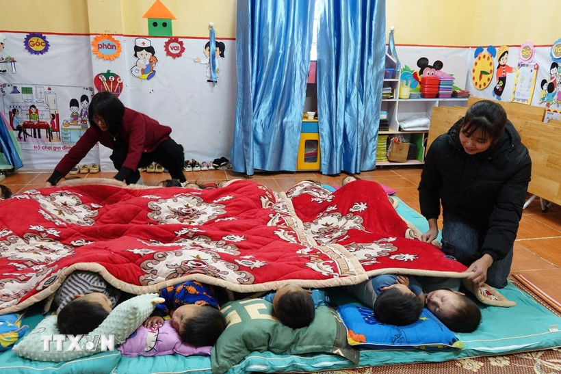 Các cô trường Mầm non Hoa Ban, xã Khao Mang, huyện Mù Cang Chải chuẩn bị đầy đủ chăn, đệm ấm cho học sinh. (Ảnh: Tuấn Anh/TTXVN)