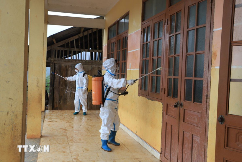 Phun khử khuẩn tại điểm Trường Mầm non Bản Óong, xã Sơn Lập, huyện Bảo Lạc. (Ảnh: Mai Hoa/TTXVN phát)