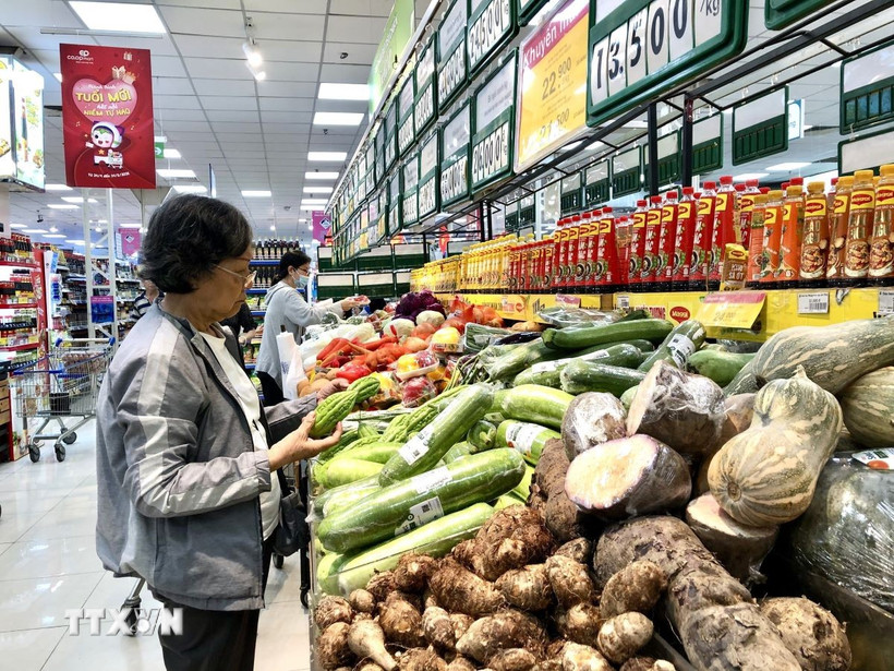 Người tiêu dùng mua sắm tại siêu thị. (Ảnh: Mỹ Phương/TTXVN)