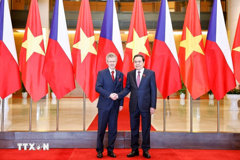 Chủ tịch Quốc hội Trần Thanh Mẫn đón Chủ tịch Thượng viện Quốc hội Cộng hòa Séc Milos Vystrcil. (Ảnh: Doãn Tấn/TTXVN)