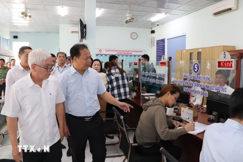 Bộ phận một cửa Phường Bình Dương sẵn sàng tiếp nhận và giải quyết thủ tục hành chính phục vụ người dân, doanh nghiệp. (Ảnh: Văn Hướng/TTXVN)