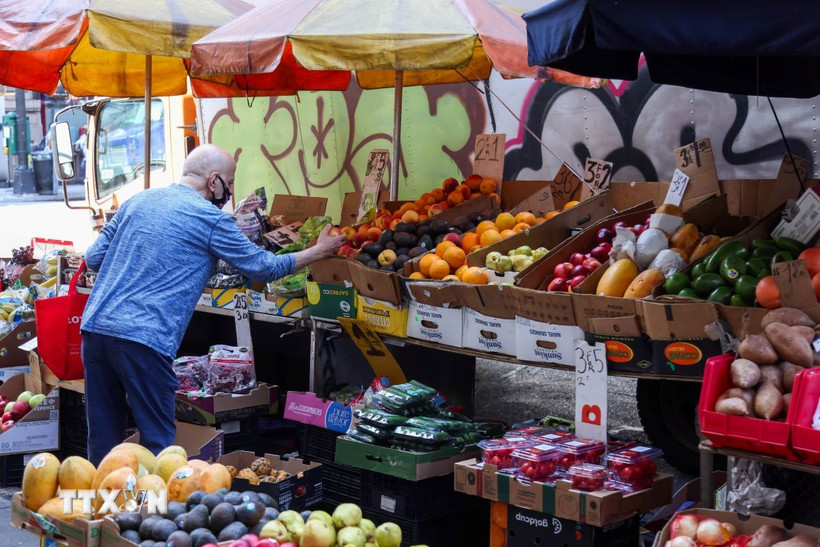 Người dân mua sắm tại một cửa hàng ở New York, Mỹ. (Ảnh: THX/TTXVN)