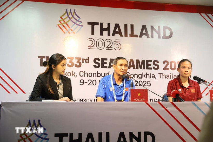 HLV trưởng đội tuyển nữ Việt Nam Mai Đức Chung tại cuộc họp báo. (Ảnh: Đỗ Sinh/TTXVN)