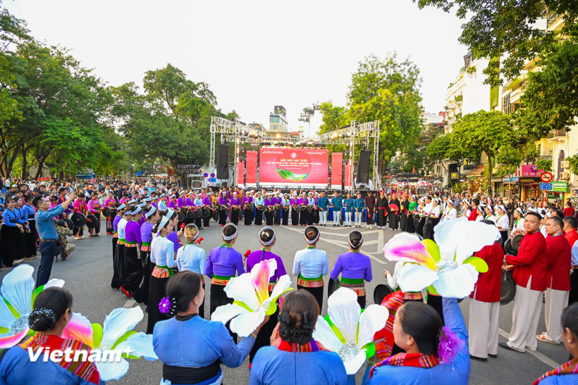 Trình diễn, giới thiệu quảng bá văn hóa nghệ thuật truyền thống dân tộc Mường tại Hà Nội, ngày 22/11/2025. (Ảnh: Minh Sơn/Vietnam+)