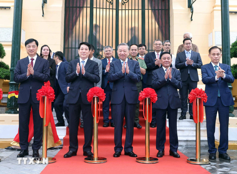 Tổng Bí thư Tô Lâm và Chủ tịch nước Lương Cường và các đại biểu thực hiện nghi thức bàn giao. (Ảnh: Thống Nhất/TTXVN)