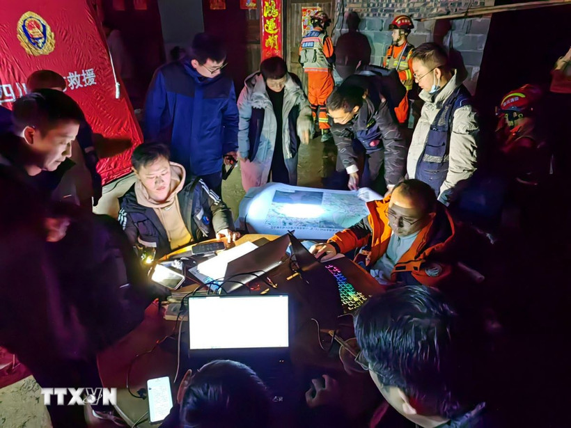 Lực lượng cứu hộ làm nhiệm vụ tại hiện trường vụ lở đất tại làng Kim Bình, huyện Tuấn Liên, thành phố Nghi Tân, tỉnh Tứ Xuyên, Trung Quốc ngày 8/2/2025. (Ảnh: THX/TTXVN)