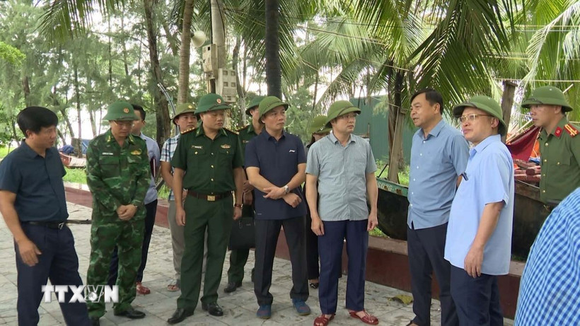 Thứ trưởng Bộ Nông nghiệp và Môi trường Nguyễn Hoàng Hiệp kiểm tra công tác ứng phó với bão số 5 tại Thanh Hóa. (Ảnh: Nguyễn Nam/TTXVN)