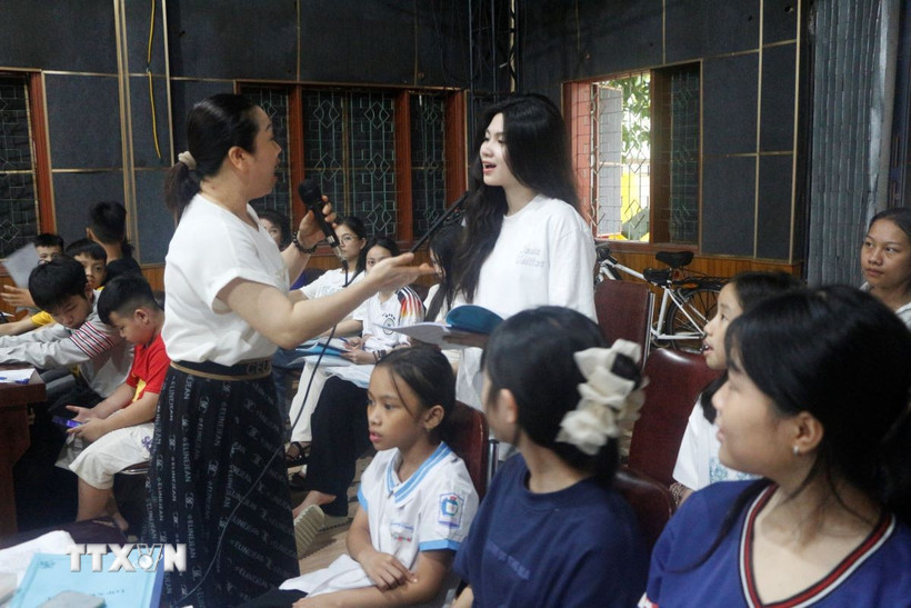 36 học sinh từ các địa phương trong tỉnh Nghệ An có đam mê và năng khiếu với dân ca ví, giặm tham gia lớp truyền dạy. (Ảnh: Bích Huệ/TTXVN)