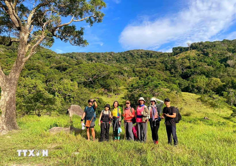 Du khách trải nghiệm cung đường rừng Vườn quốc gia Núi Chúa (huyện Ninh Hải, Ninh Thuận). (Ảnh: TTXVN phát)