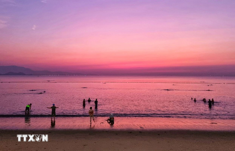 Vẻ đẹp lúc bình minh trên biển Bình Sơn (thành phố Phan Rang-Tháp Chàm, Ninh Thuận). (Ảnh: Nguyễn Thành/TTXVN)