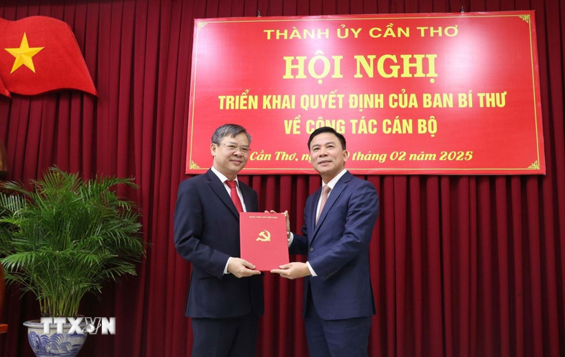 Ông Đỗ Trọng Hưng, Ủy viên Trung ương Đảng, Phó trưởng Ban Tổ chức Trung ương trao Quyết định của Ban Bí thư cho ông Trương Cảnh Tuyên giữ chức vụ Phó Bí thư Thành ủy Cần Thơ. (Ảnh: Ngọc Thiện/TTXVN.)