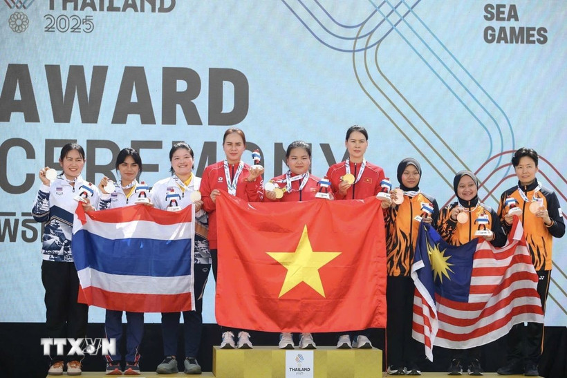 Các xạ thủ Trịnh Thu Vinh, Nguyễn Thùy Trang và Triệu Thị Hoa Hồng thi đấu xuất sắc, mang về tấm huy chương Vàng nội dung đồng đội 10m súng ngắn hơi nữ. (Ảnh: Nguyên Khang/TTXVN phát)