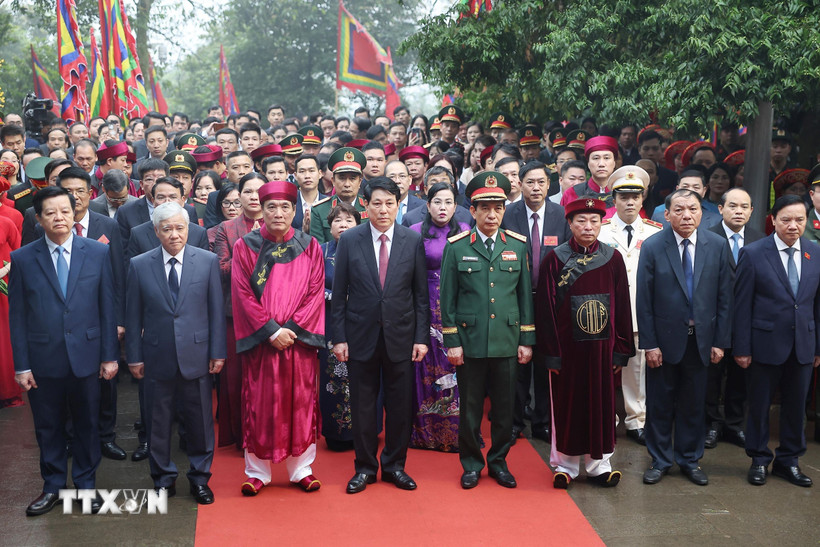 Chủ tịch nước Lương Cường cùng lãnh đạo cấp cao của Đảng, Nhà nước dự Lễ dâng hương tưởng niệm các Vua Hùng năm Ất Tỵ 2025. (Ảnh: Lâm Khánh/TTXVN)