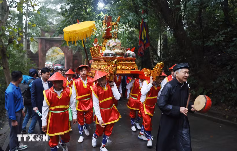 Đoàn dâng hương khởi hành lên núi Nghĩa Lĩnh. (Ảnh: Quốc Khánh/TTXVN)