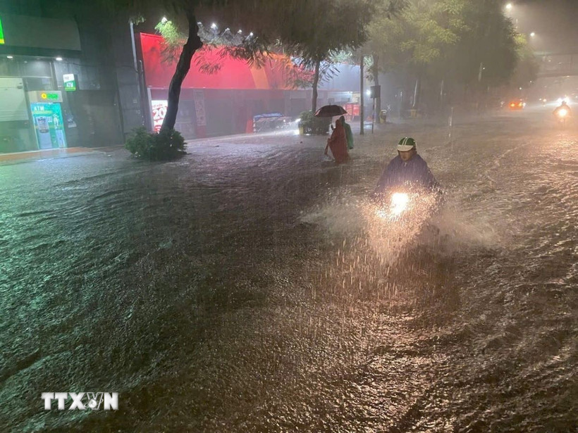 Nhiều đoạn đường ngập sâu do mưa lớn. (Ảnh: An Đăng/TTXVN)