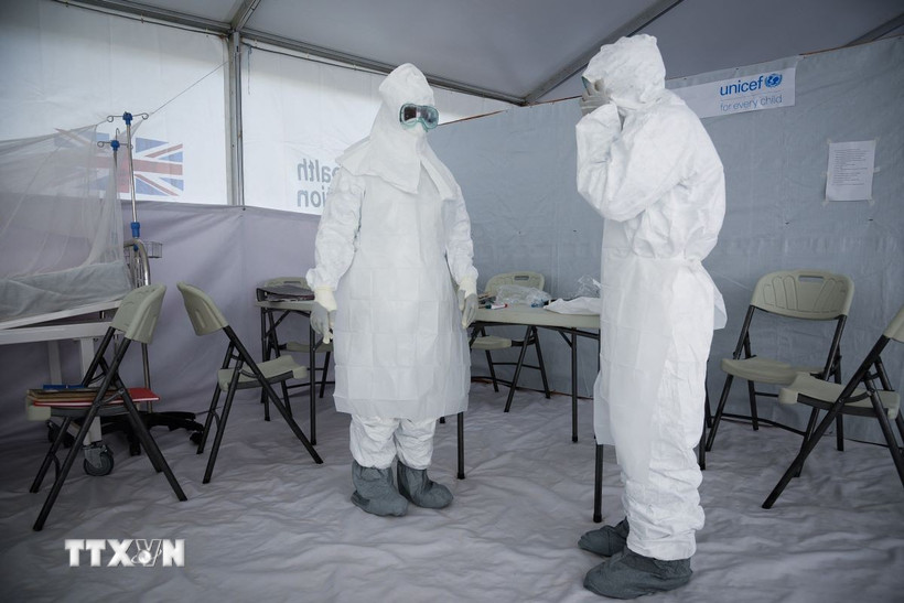 Nhân viên y tế làm việc tại khu vực điều trị cho bệnh nhân nhiễm Ebola tại Uganda. (Ảnh: AFP/TTXVN)