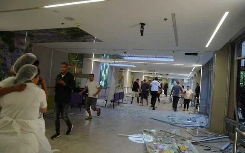 Cảnh hỗn loạn bên trong bệnh viện Soroka. (Nguồn: Times of Israel)