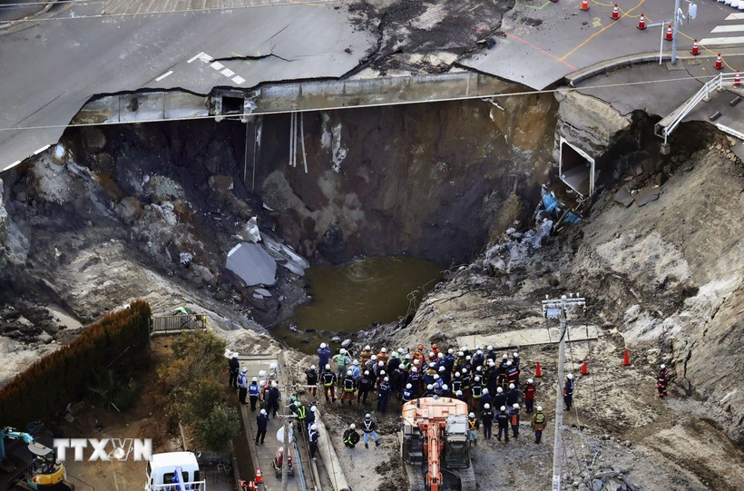 Hố tử thần tại giao lộ ở Yashio, tỉnh Saitama, Nhật Bản, ngày 4/2/2025. (Ảnh: Kyodo/TTXVN)