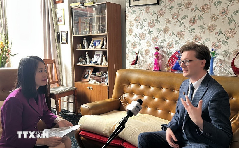 Nhà nghiên cứu Kyril Whittaker trả lời phỏng vấn phóng viên TTXVN tại Anh. (Ảnh: Phong Hà/TTXVN)