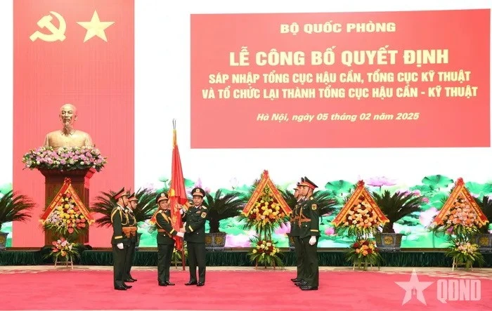 Bộ trưởng Phan Văn Giang trao Quân kỳ Quyết thắng tặng Tổng cục Hậu cần-Kỹ thuật. (Nguồn: Báo Quân đội Nhân dân)