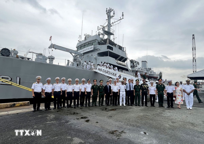 Đại diện Bộ tư lệnh Hải quân Việt Nam tại phía Nam, Sở Ngoại vụ Thành phố Hồ Chí Minh, Cục Đối ngoại-Bộ Quốc phòng cùng Đại tá Praveen Thomas, Chỉ huy trưởng tàu hải quân Ấn Độ Ins Darshak và thủy thủ đoàn chụp ảnh lưu niệm trong chuyến thăm Thành phố Hồ Chí Minh. (Ảnh: Thanh Vũ/TTXVN)