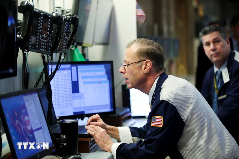 Giao dịch viên tại sàn chứng khoán New York, Mỹ. (Ảnh: THX/TTXVN)