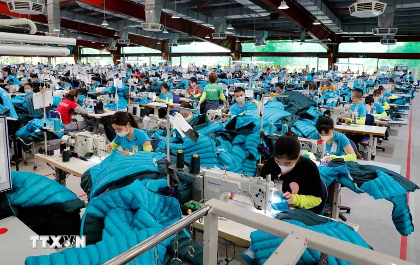 May hàng xuất khẩu sang thị trường Mỹ, EU. (Ảnh: Trần Việt/TTXVN)