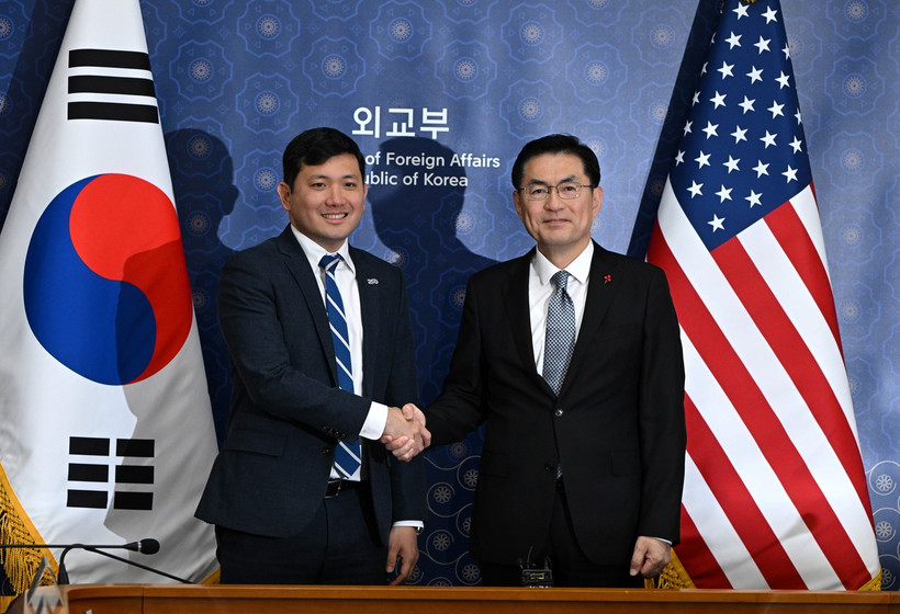 Thứ trưởng Ngoại giao phụ trách vấn đề chiến lược và tình báo Jeong Yeon Doo (phải) và quyền Đại sứ Mỹ tại Hàn Quốc Kevin Kim. (Nguồn: Yonhap)