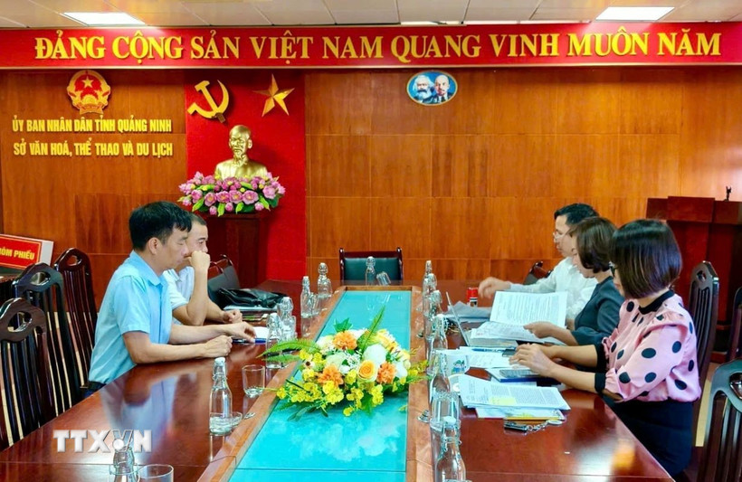 Sở Văn hóa, Thể thao và Du lịch Quảng Ninh làm việc với đại diện chủ tàu Black Pearl QN-6699. (Ảnh: TTXVN phát)