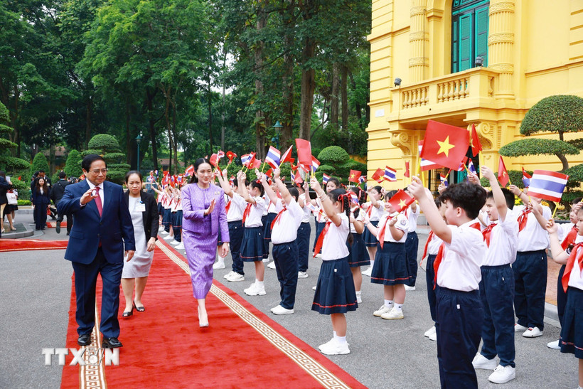 Thiếu nhi Thủ đô Hà Nội nồng nhiệt chào mừng Thủ tướng Thái Lan Paetongtarn Shinawatra thăm chính thức Việt Nam. (Ảnh: Dương Giang/TTXVN)