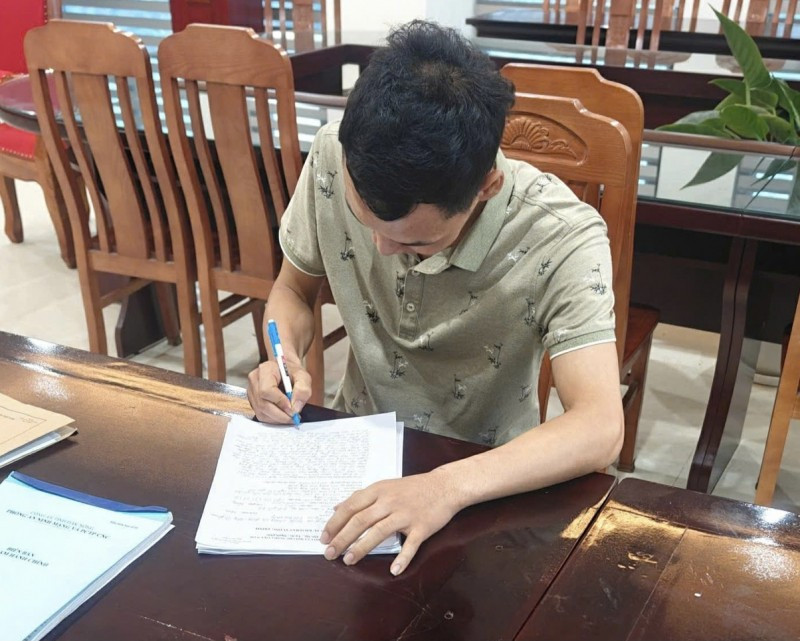 Ông H.V.N. làm việc với cơ quan Công an. (Nguồn: Báo Công an Nhân dân)