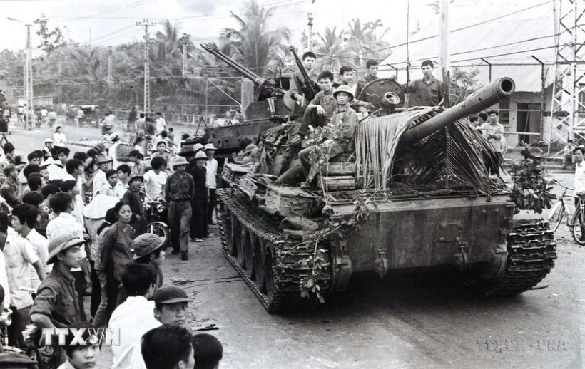 Xe tăng quân Giải phóng tiến vào giải phóng Nha Trang (Khánh Hòa), ngày 2/4/1975. (Ảnh: Tư liệu TTXVN)