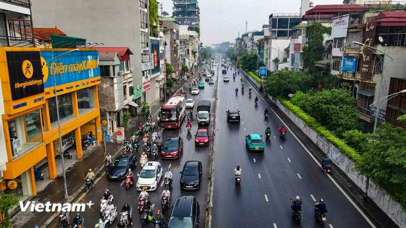 Phương tiện lưu thông trên tuyến đường Nghi Tàm thuộc Vành đai 1, thành phố Hà Nội. (Ảnh: Hoài Nam/Vietnam+)
