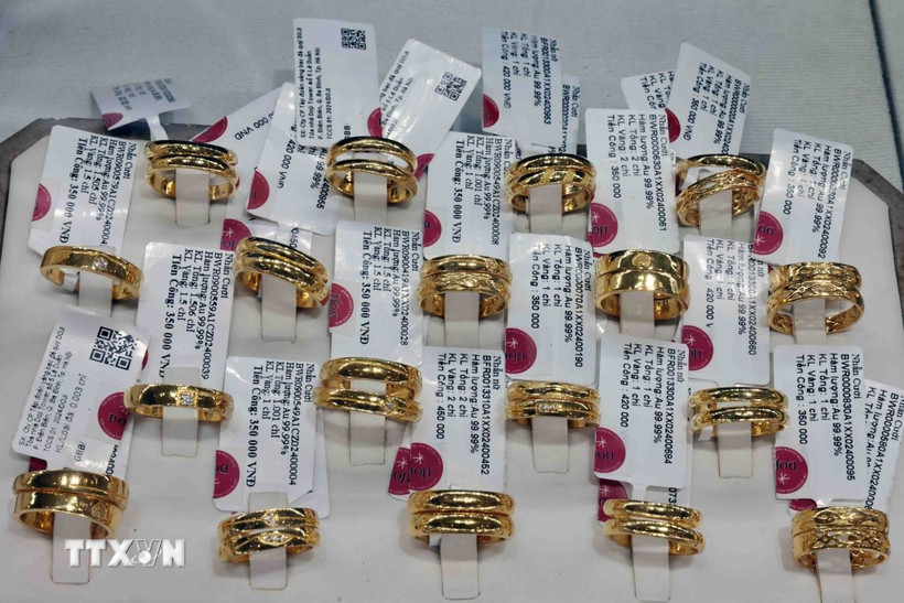 Vàng trang sức bày bán tại cửa hàng của Tập đoàn Vàng bạc đá quý Doji. (Ảnh: Trần Việt/TTXVN)